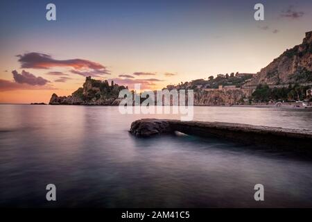 Rocky Dock, das auf die Richtung der schönen Insel (Isola Bella), Taormina, Sizilien, Italien zeigt Stockfoto