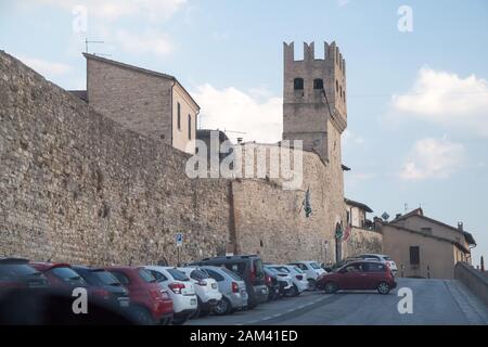 Porta Sant'Agostino in der Altstadt von Montefalco, Umbrien, Italien. August 21 2019 © wojciech Strozyk/Alamy Stock Foto Stockfoto