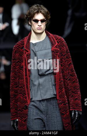 Mailand, Italien. 11 Jan, 2020. Mailänder Modewoche, Männer Herbst Winter. 2020 2021 Mailand, Männermode Herbst Winter 2020 2021. Emporio Armani Bild: Modell Credit: Unabhängige Fotoagentur/Alamy leben Nachrichten Stockfoto