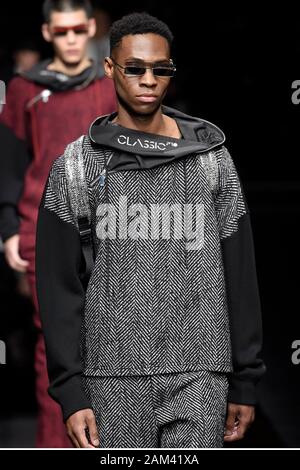 Mailand, Italien. 11 Jan, 2020. Mailänder Modewoche, Männer Herbst Winter. 2020 2021 Mailand, Männermode Herbst Winter 2020 2021. Emporio Armani Bild: Modell Credit: Unabhängige Fotoagentur/Alamy leben Nachrichten Stockfoto