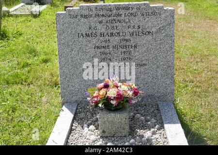 Das Grab von Sir Harold Wilson, ehemaliger Premierminister von Großbritannien begraben in St Marys alte Kirche, Altstadt. St Marys, Isles of Scilly, Cornwall, Großbritannien Stockfoto