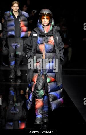 Mailand, Italien. 11 Jan, 2020. Mailänder Modewoche, Männer Herbst Winter. 2020 2021 Mailand, Männermode Herbst Winter 2020 2021. Emporio Armani Bild: Modell Credit: Unabhängige Fotoagentur/Alamy leben Nachrichten Stockfoto