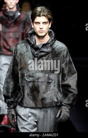 Mailand, Italien. 11 Jan, 2020. Mailänder Modewoche, Männer Herbst Winter. 2020 2021 Mailand, Männermode Herbst Winter 2020 2021. Emporio Armani Bild: Modell Credit: Unabhängige Fotoagentur/Alamy leben Nachrichten Stockfoto