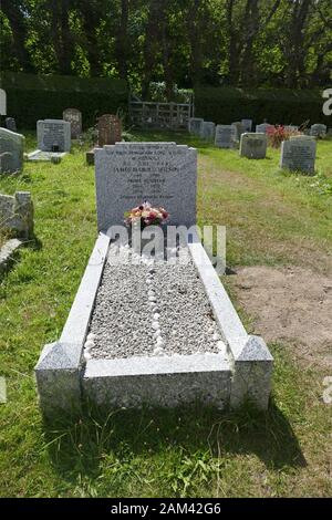 Das Grab von Sir Harold Wilson, ehemaliger Premierminister von Großbritannien begraben in St Marys alte Kirche, Altstadt. St Marys, Isles of Scilly, Cornwall, Großbritannien Stockfoto