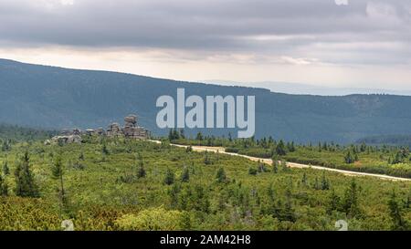 Drei Ferkelfelsen bilden sich auf dem Weg im Riesengebirge an der Grenze zwischen Polen und Tschechien Stockfoto