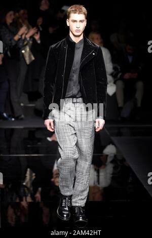 Mailand, Italien. 11 Jan, 2020. Mailänder Modewoche, Männer Herbst Winter. 2020 2021 Mailand, Männermode Herbst Winter 2020 2021. Emporio Armani Bild: Modell Credit: Unabhängige Fotoagentur/Alamy leben Nachrichten Stockfoto