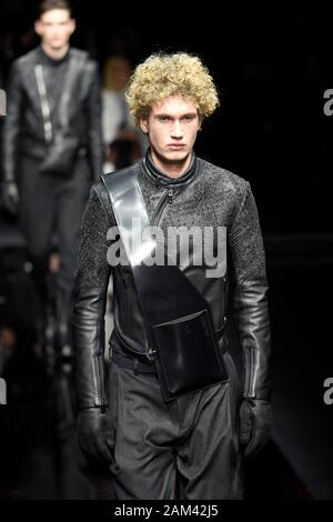 Mailand, Italien. 11 Jan, 2020. Mailänder Modewoche, Männer Herbst Winter. 2020 2021 Mailand, Männermode Herbst Winter 2020 2021. Emporio Armani Bild: Modell Credit: Unabhängige Fotoagentur/Alamy leben Nachrichten Stockfoto