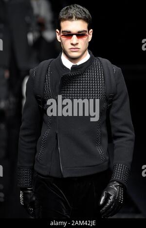 Mailand, Italien. 11 Jan, 2020. Mailänder Modewoche, Männer Herbst Winter. 2020 2021 Mailand, Männermode Herbst Winter 2020 2021. Emporio Armani Bild: Modell Credit: Unabhängige Fotoagentur/Alamy leben Nachrichten Stockfoto