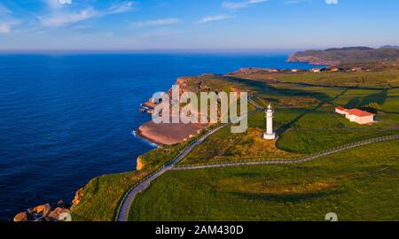 Luftbild, Ajo Lighthouse, Ajo, Gemeinde Bareyo, Kantabrien, Kantabrianisches Meer, Spanien, Europa Stockfoto