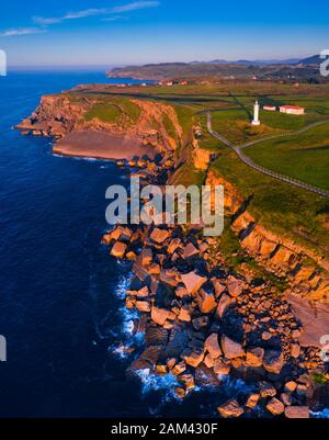 Luftbild, Ajo Lighthouse, Ajo, Gemeinde Bareyo, Kantabrien, Kantabrianisches Meer, Spanien, Europa Stockfoto