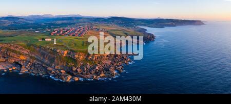 Luftbild, Ajo Lighthouse, Ajo, Gemeinde Bareyo, Kantabrien, Kantabrianisches Meer, Spanien, Europa Stockfoto