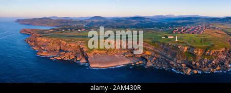 Luftbild, Ajo Lighthouse, Ajo, Gemeinde Bareyo, Kantabrien, Kantabrianisches Meer, Spanien, Europa Stockfoto