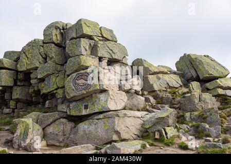 Szklarska Poreba, Polen - 12. September 2019: In Stein gestempeltes Logo auf der Spitze des Berges Szrenica im polnischen Riesengebirge Stockfoto