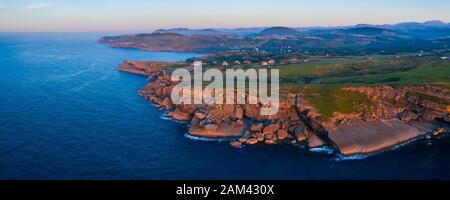 Luftbild, Ajo Lighthouse, Ajo, Gemeinde Bareyo, Kantabrien, Kantabrianisches Meer, Spanien, Europa Stockfoto