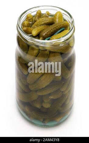 Saure Gurken im Glas auf weißem Hintergrund Stockfoto