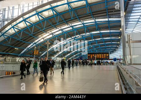 Neue Hausbahnsteige ersetzen das alte Eurostar-Terminal am Bahnhof Waterloo, London Stockfoto