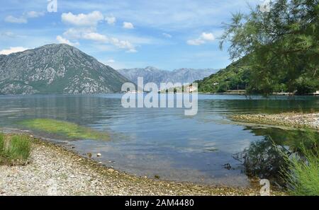 Kotor Bay mit dem Dorf Perast und Mount Lovcen in der Ferne, Montenegro Stockfoto
