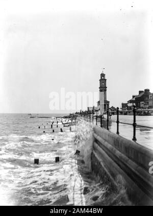 Archivfoto von Herne Bay, Kent, mit Blick auf die Küste und den Uhrturm. Ca. 1910-20. Stockfoto