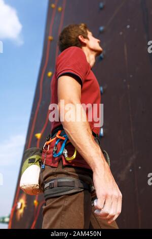 Nahaufnahme der Kletterer mit Sicherheitskabelbaum und Kletterausrüstung im Freien, die aus Kreidemagnesiumbeutel und Karabinern gefertigt sind. Künstliches Training Stockfoto
