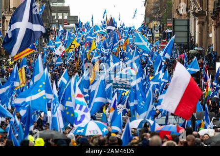 Glasgow, Schottland, Großbritannien. Januar 2020. Tausende Unabhängigkeitsbefürworter marschieren trotz strömendem Regen durch die Straßen Glasgows. Die Veranstaltung wurde von Allen Unter Einem Banner organisiert, der Gruppe für den Druck der Basis für die schottische Unabhängigkeit. Gutschrift: Kay Roxby/Alamy Live News Stockfoto