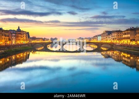 Florenz, Ponte alla Carraia mittelalterliche Brücke Wahrzeichen an Arno bei Sonnenuntergang. Toskana, Italien. Stockfoto