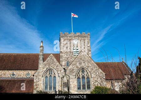 ST Faith Church in Havant ein altes Gebäude, das die Flagge des heiligen Georg an einem schönen Tag im Januar zeigt. Stockfoto