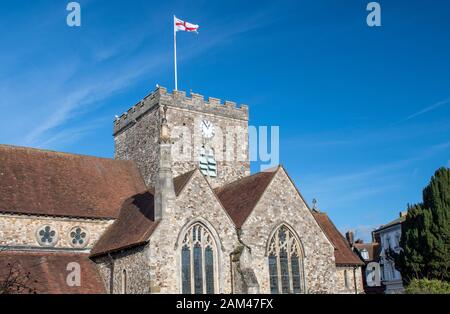 ST Faith Church in Havant ein altes Gebäude, das die Flagge des heiligen Georg an einem schönen Tag im Januar zeigt. Stockfoto