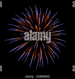Feuerwerk am dunklen Himmel Hintergrund. Stockfoto