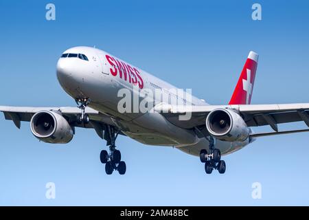Zürich, Schweiz - 31. März 2019: Swiss International Airlines Airbus A330 Flugzeug am Flughafen Zürich (ZRH) in der Schweiz. Airbus ist ein Flugzeug Stockfoto