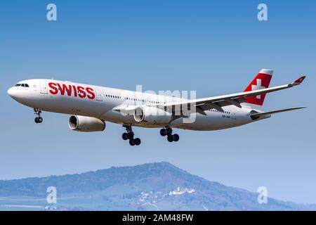Zürich, Schweiz - 31. März 2019: Swiss International Airlines Airbus A330 Flugzeug am Flughafen Zürich (ZRH) in der Schweiz. Airbus ist ein Flugzeug Stockfoto