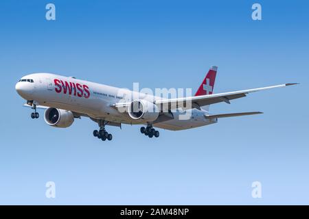 Zürich, Schweiz - 31. März 2019: Swiss International Airlines Boeing 777 Flugzeug am Flughafen Zürich (ZRH) in der Schweiz. Boeing ist ein Flugzeug m Stockfoto
