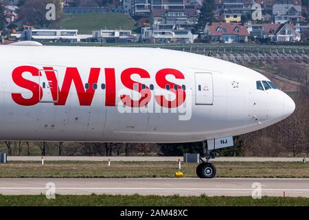 Zürich, Schweiz - 31. März 2019: Swiss International Airlines Boeing 777 Flugzeug am Flughafen Zürich (ZRH) in der Schweiz. Boeing ist ein Flugzeug m Stockfoto