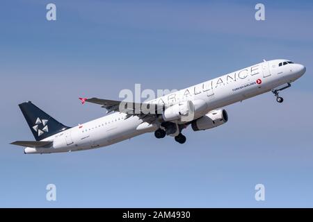 Zürich, Schweiz - 31. März 2019: Airbus A321 von Turkish Airlines am Flughafen Zürich (ZRH) in der Schweiz. Airbus ist ein Flugzeughersteller Stockfoto