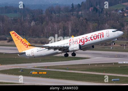Zürich, Schweiz - 31. März 2019: Pegasus Boeing 737 Flugzeug am Flughafen Zürich (ZRH) in der Schweiz. Boeing ist ein Flugzeughersteller mit Sitz in Stockfoto