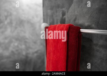 Ein rotes Handtuch im Bad auf einem Trockner. Counter Bad modern. Luxuriöses und elegantes Design Badezimmer mit einem konkreten Mauern. Stockfoto