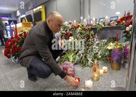 Kiew, Ukraine. 11 Jan, 2020. YEVHENII DYKHNE, Ukraine International Airlines (UIA) Präsident Kerzen an die Flight Crew Mitglieder der Ukraine International Airlines Boeing 737-800 Flugzeug im Iran abgestürzt, vor der Gedenkstätte am Internationalen Flughafen Boryspil in der Nähe von Kiew, Ukraine, am 11. Januar 2020. Credit: Serg Glovny/ZUMA Draht/Alamy leben Nachrichten Stockfoto