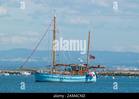 Ein altes Fischerboot umgewandelt in eine Yacht im Hafen von Aveiro Portugal Sao Jacinto Stockfoto