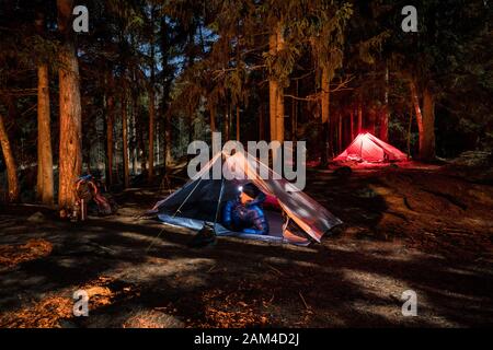 Abend am See Vääräjärvi im Nuuksio-Nationalpark, Espoo, Finnland Stockfoto