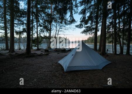 Morgens am See von Vääräjärvi im Nuuksio-Nationalpark, Espoo, Finnland Stockfoto