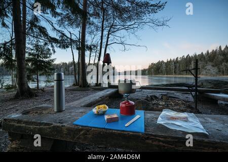 Morgens am See von Vääräjärvi im Nuuksio-Nationalpark, Espoo, Finnland Stockfoto