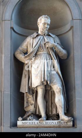 Florenz, Italien, 6. Januar 2020: Statue von Michelangelo entlang der Kolonnade von den Uffizien in Florenz, italienische Bildhauer, Maler Stockfoto