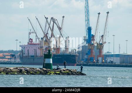 Ein Schiff im Hafen von Aveiro Aveiro District Portugal Stockfoto