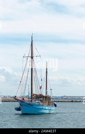 Ein altes Fischerboot umgewandelt in eine Yacht im Hafen von Aveiro Portugal Sao Jacinto Stockfoto