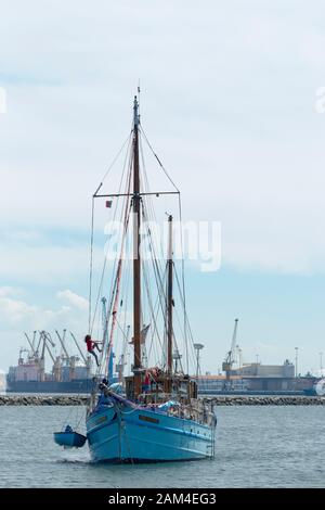 Ein altes Fischerboot umgewandelt in eine Yacht im Hafen von Aveiro Portugal Sao Jacinto Stockfoto