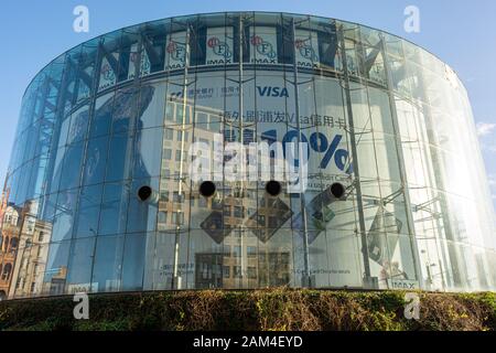 Gläsernes Äußeres des kreisförmigen Gebäudes von Odeon BFI Imax in Waterloo, London Stockfoto