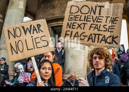 Stoppt den Krieg organisiert einen Protest, die außerhalb der BBC gestartet und auf dem Trafalgar Square geleitet. Es war nach der Ermordung des iranischen Allgemeine Qassem Soleimani durch die USA und den anschließenden Anstieg der Spannungen mit dem Iran organisiert. Stockfoto