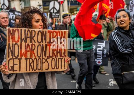 Stoppt den Krieg organisiert einen Protest, die außerhalb der BBC gestartet und auf dem Trafalgar Square geleitet. Es war nach der Ermordung des iranischen Allgemeine Qassem Soleimani durch die USA und den anschließenden Anstieg der Spannungen mit dem Iran organisiert. Stockfoto