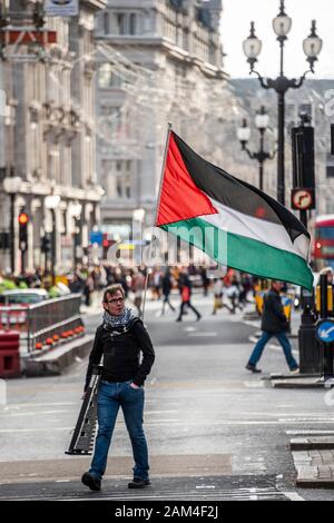 Stoppt den Krieg organisiert einen Protest, die außerhalb der BBC gestartet und auf dem Trafalgar Square geleitet. Es war nach der Ermordung des iranischen Allgemeine Qassem Soleimani durch die USA und den anschließenden Anstieg der Spannungen mit dem Iran organisiert. Stockfoto