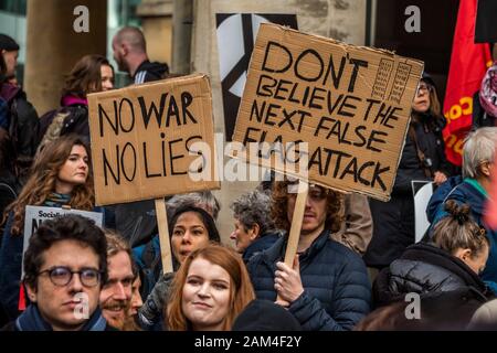 Stoppt den Krieg organisiert einen Protest, die außerhalb der BBC gestartet und auf dem Trafalgar Square geleitet. Es war nach der Ermordung des iranischen Allgemeine Qassem Soleimani durch die USA und den anschließenden Anstieg der Spannungen mit dem Iran organisiert. Stockfoto