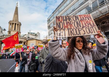 Stoppt den Krieg organisiert einen Protest, die außerhalb der BBC gestartet und auf dem Trafalgar Square geleitet. Es war nach der Ermordung des iranischen Allgemeine Qassem Soleimani durch die USA und den anschließenden Anstieg der Spannungen mit dem Iran organisiert. Stockfoto